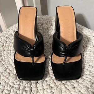 NWOT Faux leather toe thong heeled mules
